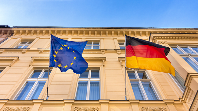 verweist auf: Effizienzpolitik Gebäude mit der europäischen und deutschen Flagge (verweist auf: Effizienzpolitik)